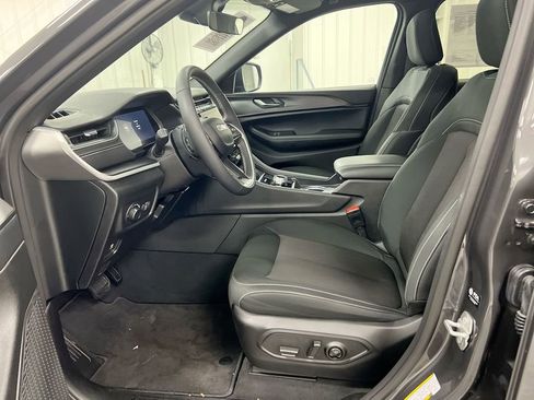 Used 2025 Jeep Grand Cherokee Laredo X w/ Luxury Tech Group I image 19