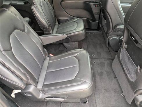 Used 2025 Chrysler Pacifica Select FWD image 19