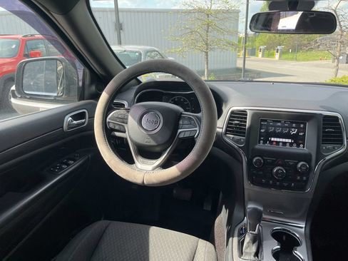 Used 2019 Jeep Grand Cherokee Laredo AWD/4WD image 11