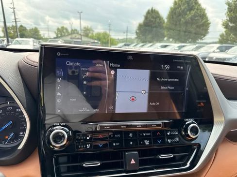 Used 2021 Toyota Highlander Platinum AWD/4WD image 16