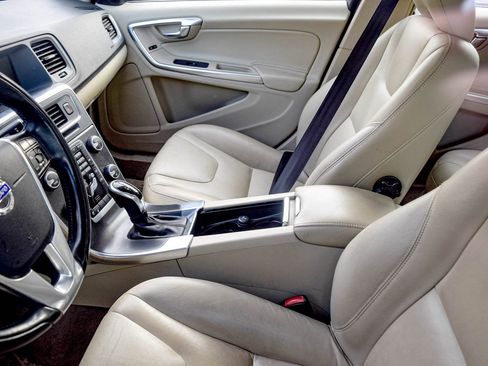 Used 2015 Volvo V60 T5 Premier image 18