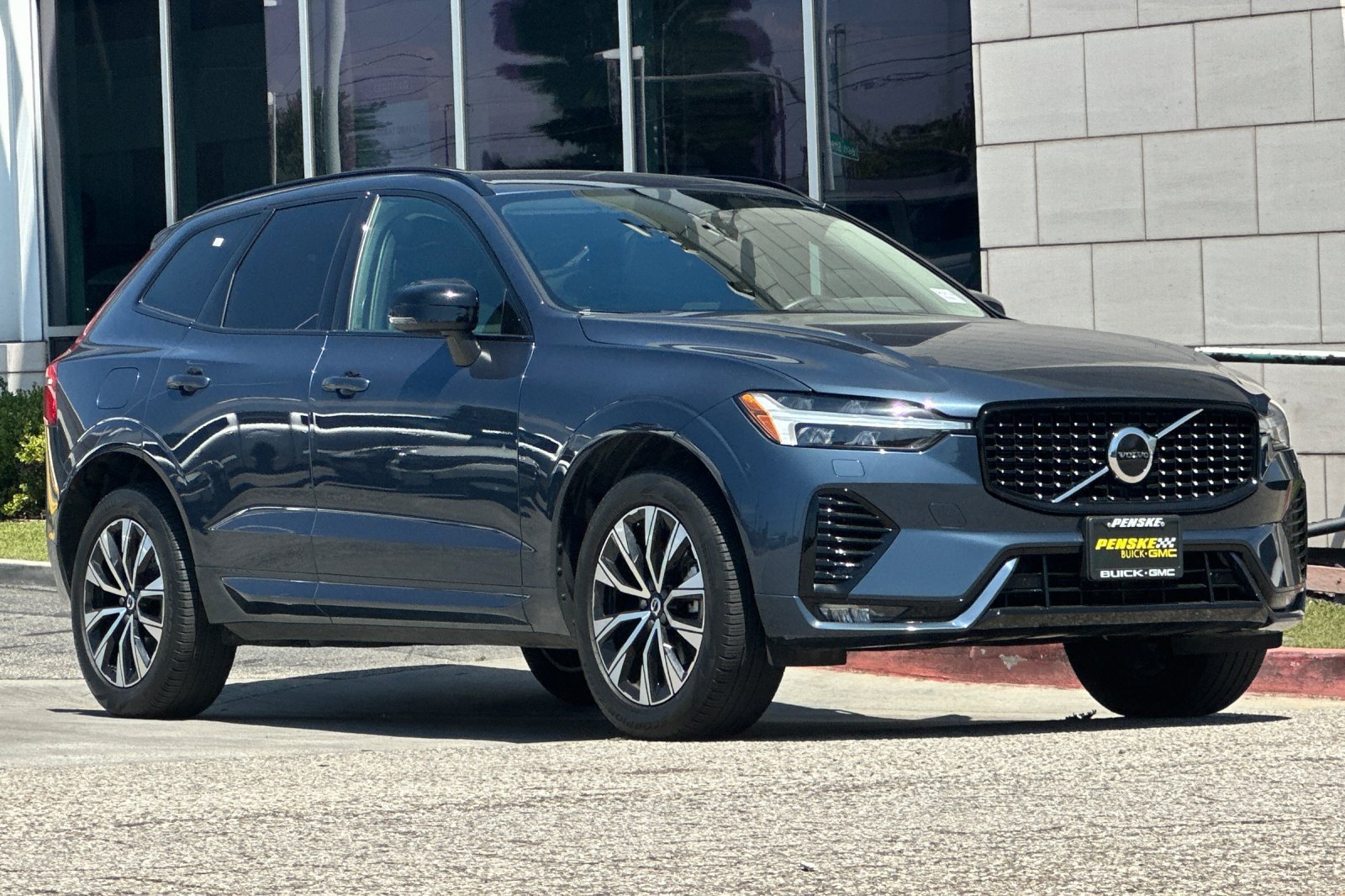 Used 2024 Volvo XC60 B5 Core AWD/4WD image 2