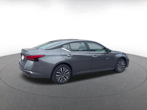 Used 2025 Nissan Altima 2.5 SV FWD image 14