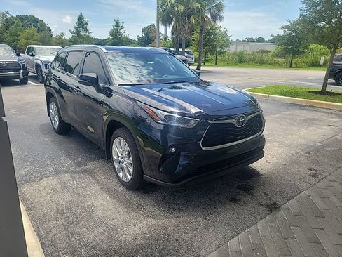 Used 2026 Toyota Highlander Limited AWD/4WD image 2