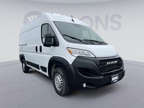 Used 2024 RAM ProMaster 2500 w/ Convenience Group FWD image 4