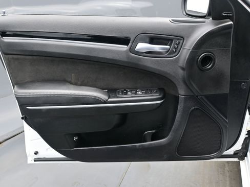 Used 2023 Chrysler 300 C image 9