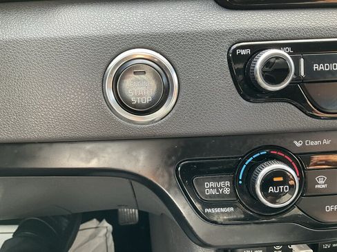 Used 2017 Kia Niro LX FWD image 23