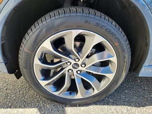 New 2026 Lincoln Aviator AWD image 18