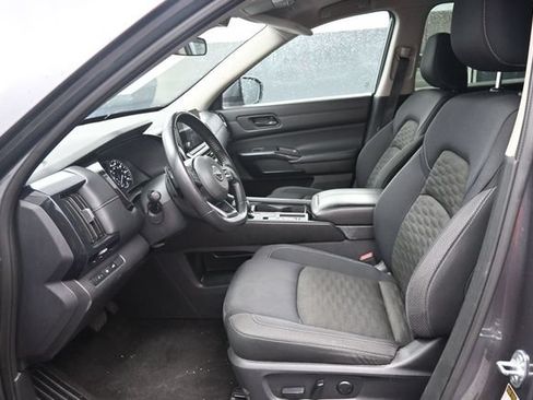 Used 2025 Nissan Pathfinder SV FWD image 12