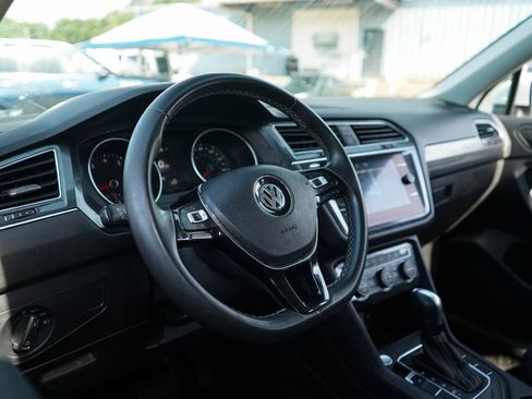 Used 2021 Volkswagen Tiguan SE FWD image 6