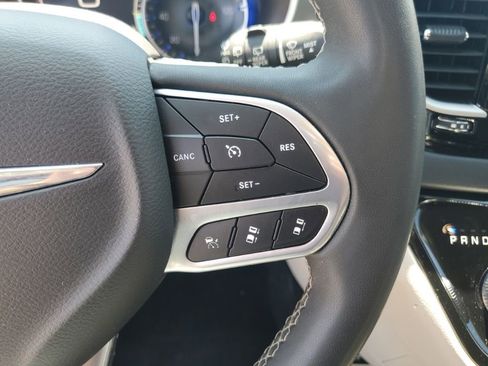 Used 2023 Chrysler Pacifica Touring-L FWD image 16