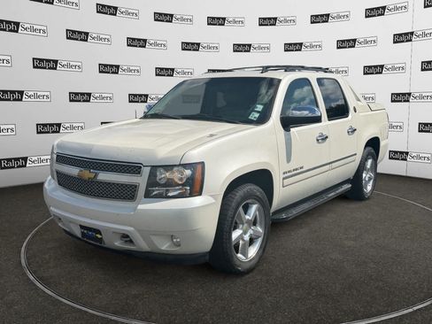 Used 2013 Chevrolet Avalanche LTZ RWD image 2