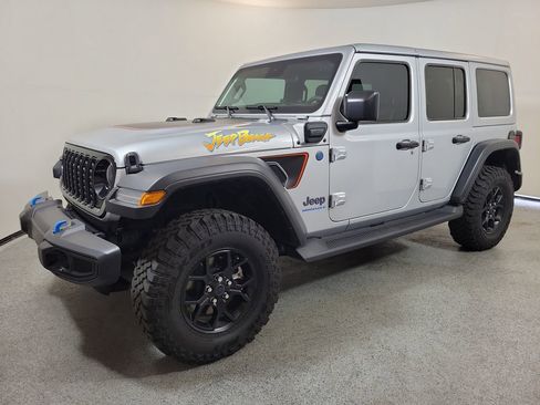 Used 2024 Jeep Wrangler Unlimited AWD/4WD image 3