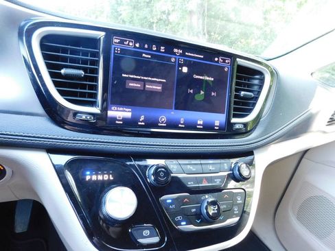 Used 2023 Chrysler Pacifica Touring-L FWD image 9