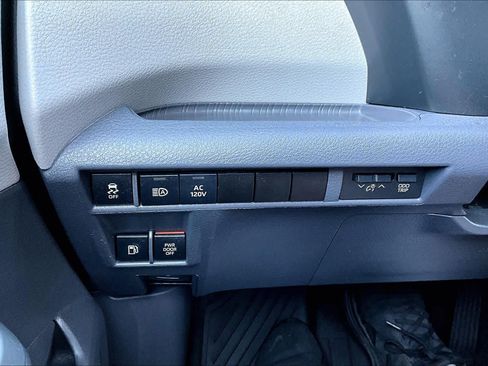 Certified 2022 Toyota Sienna Limited FWD image 33
