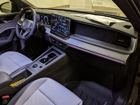 New 2025 Volkswagen Tiguan SE R-Line image 21