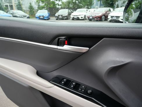 Used 2018 Toyota Camry LE FWD image 15