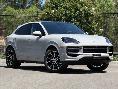 Used 2025 Porsche Cayenne Coupe AWD/4WD image 9