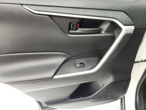 Used 2021 Toyota RAV4 LE FWD image 9