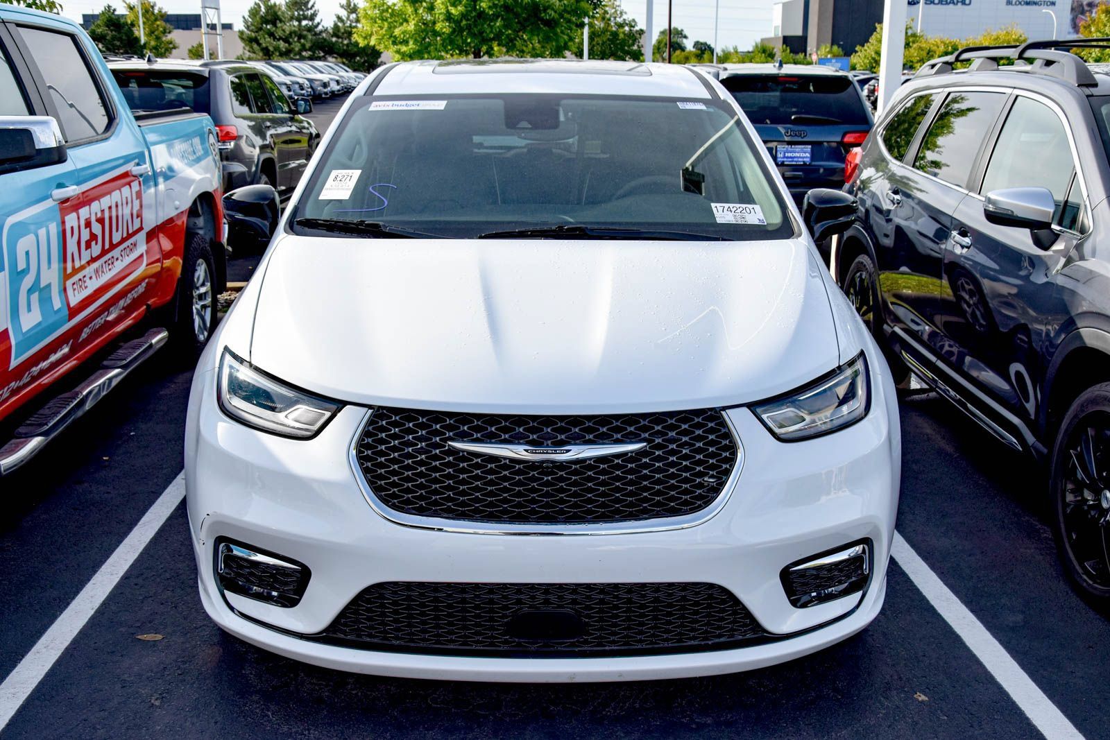 Used 2024 Chrysler Pacifica Limited FWD image 2