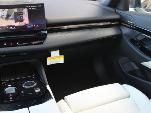 Used 2026 BMW 530i w/ Premium Package RWD image 28