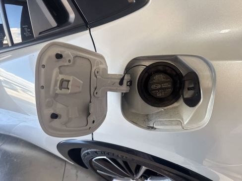 Used 2025 Toyota Prius XLE FWD image 11