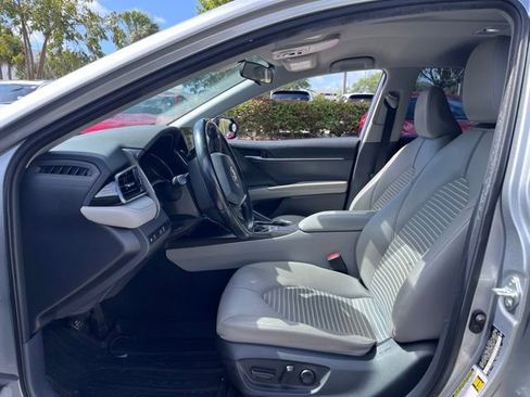 Used 2022 Toyota Camry SE image 7