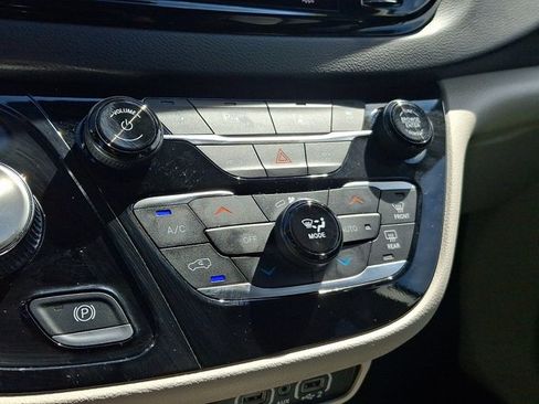 Used 2024 Chrysler Pacifica Touring-L FWD image 16