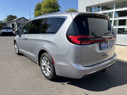Used 2021 Chrysler Pacifica Touring-L FWD image 3