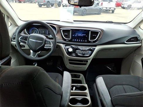 Used 2017 Chrysler Pacifica Touring image 8