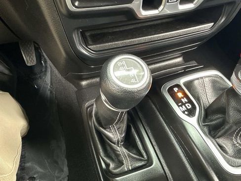 Used 2019 Jeep Wrangler Unlimited Sahara AWD/4WD image 33
