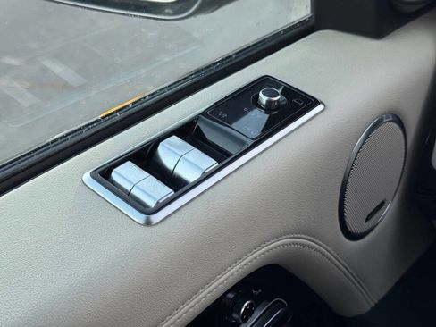Used 2019 Land Rover Range Rover image 24