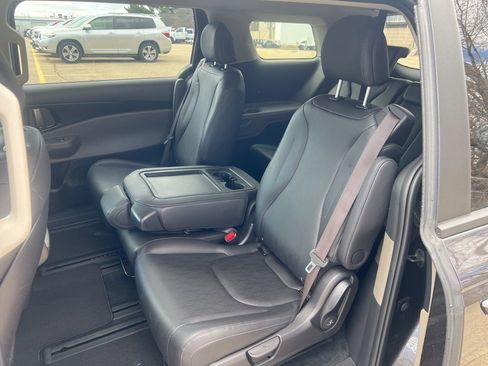 Used 2025 Kia Carnival image 33