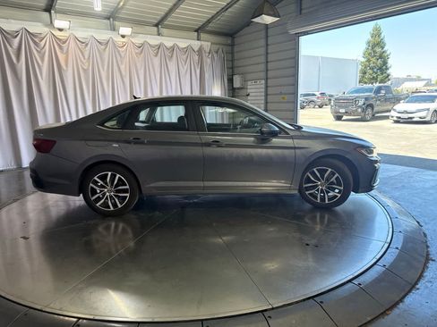 Used 2026 Volkswagen Jetta SE FWD image 4