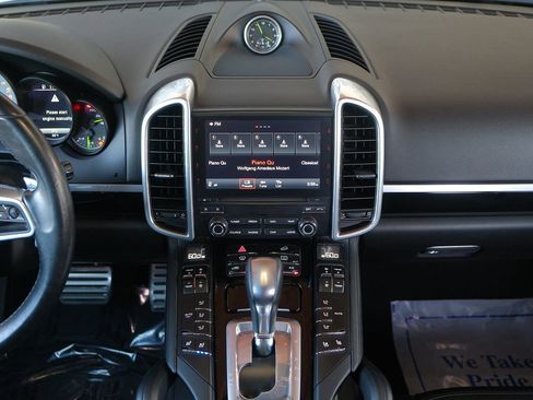 Used 2017 Porsche Cayenne S image 21