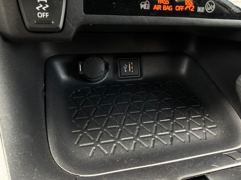 Used 2025 Toyota RAV4 XLE FWD image 25
