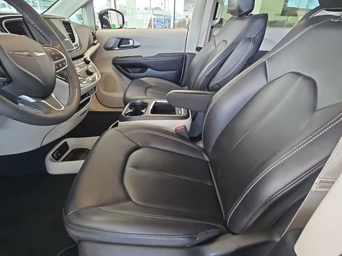 Used 2024 Chrysler Pacifica Touring-L image 21