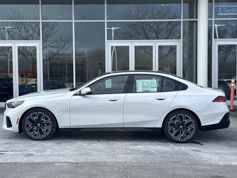 New 2026 BMW 550e xDrive w/ Premium Package image 10