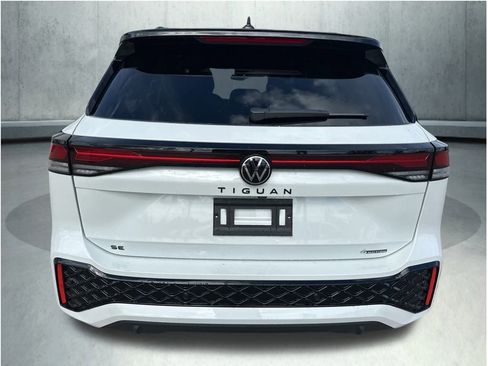 New 2025 Volkswagen Tiguan SE R-Line image 7