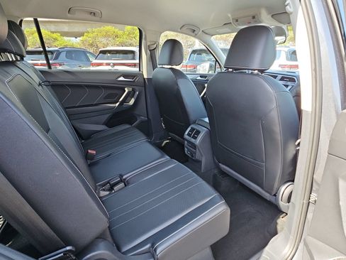Used 2024 Volkswagen Tiguan SE FWD image 11