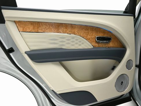 Certified 2025 Bentley Bentayga Extended Wheelbase image 22