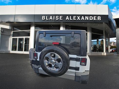 Used 2018 Jeep Wrangler Unlimited Sahara w/ Connectivity Group AWD/4WD image 4