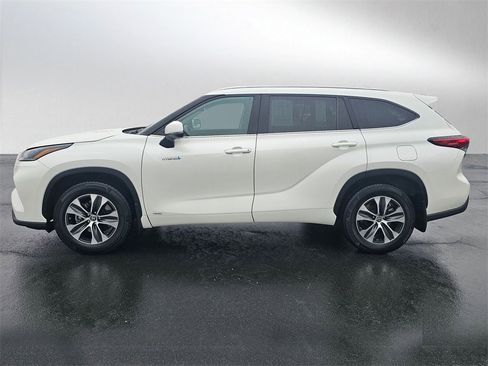 Used 2021 Toyota Highlander XLE image 2