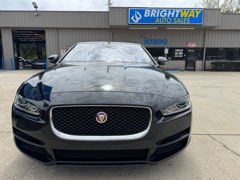 Used 2018 Jaguar XE Premium image 4