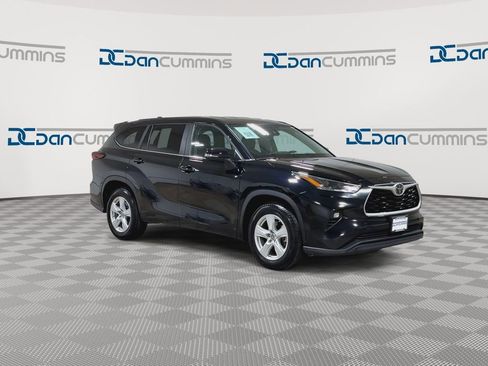 Used 2024 Toyota Highlander LE FWD image 2