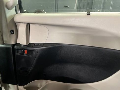 Used 2024 Chrysler Pacifica Touring-L image 27