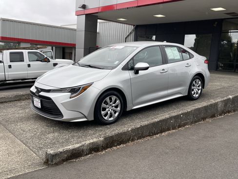 Certified 2025 Toyota Corolla LE FWD image 4