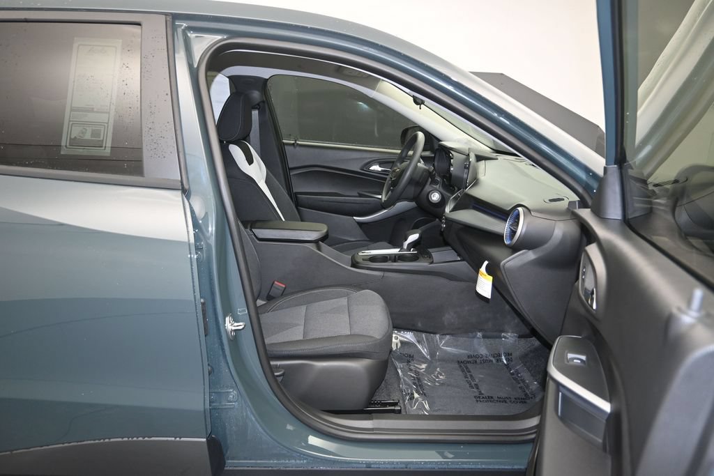New 2026 Chevrolet Trax LS w/ LS Convenience Package FWD image 25