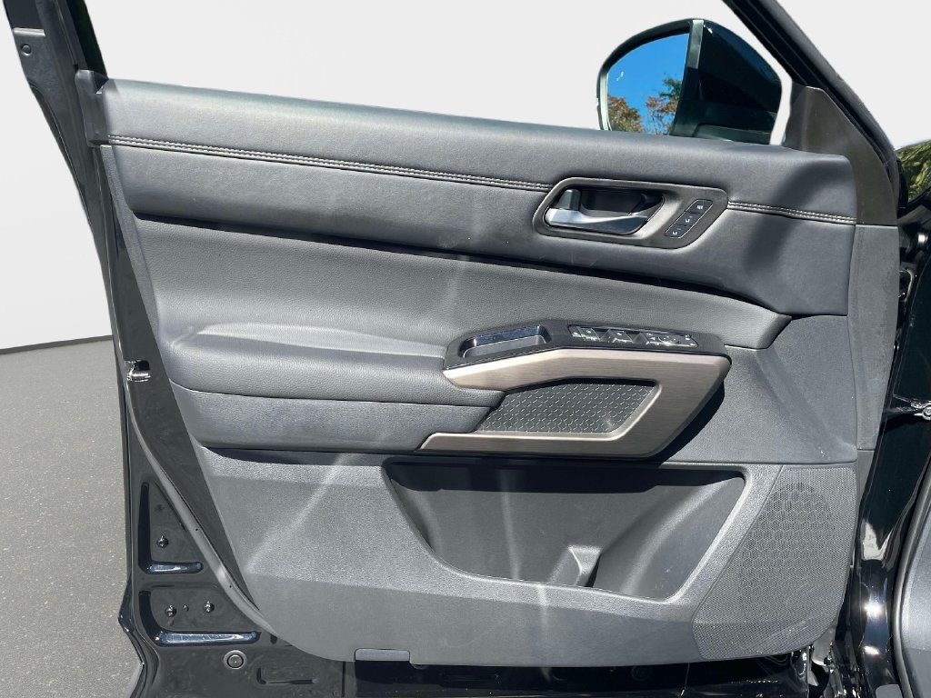 Used 2025 Nissan Pathfinder Platinum w/ Cargo Package FWD image 21