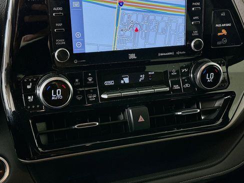 Used 2020 Toyota Highlander Limited image 24